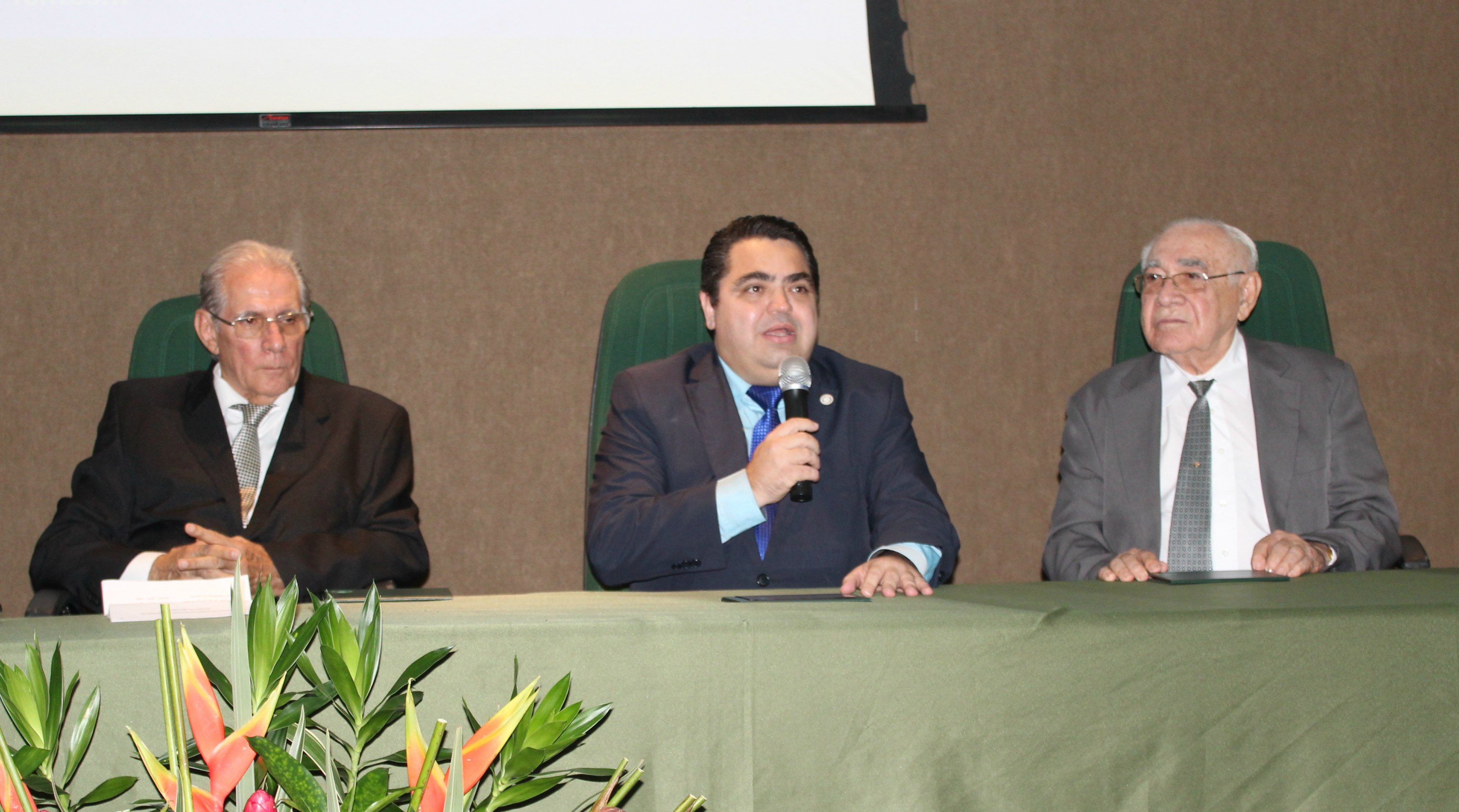 A esquerda o presidente do Cremam, José Bernardes Sobrinho, ao centro o reitor da Ufam, professor Sylvio Puga, e a direita o médico Wallace Ramos de Oliveira.