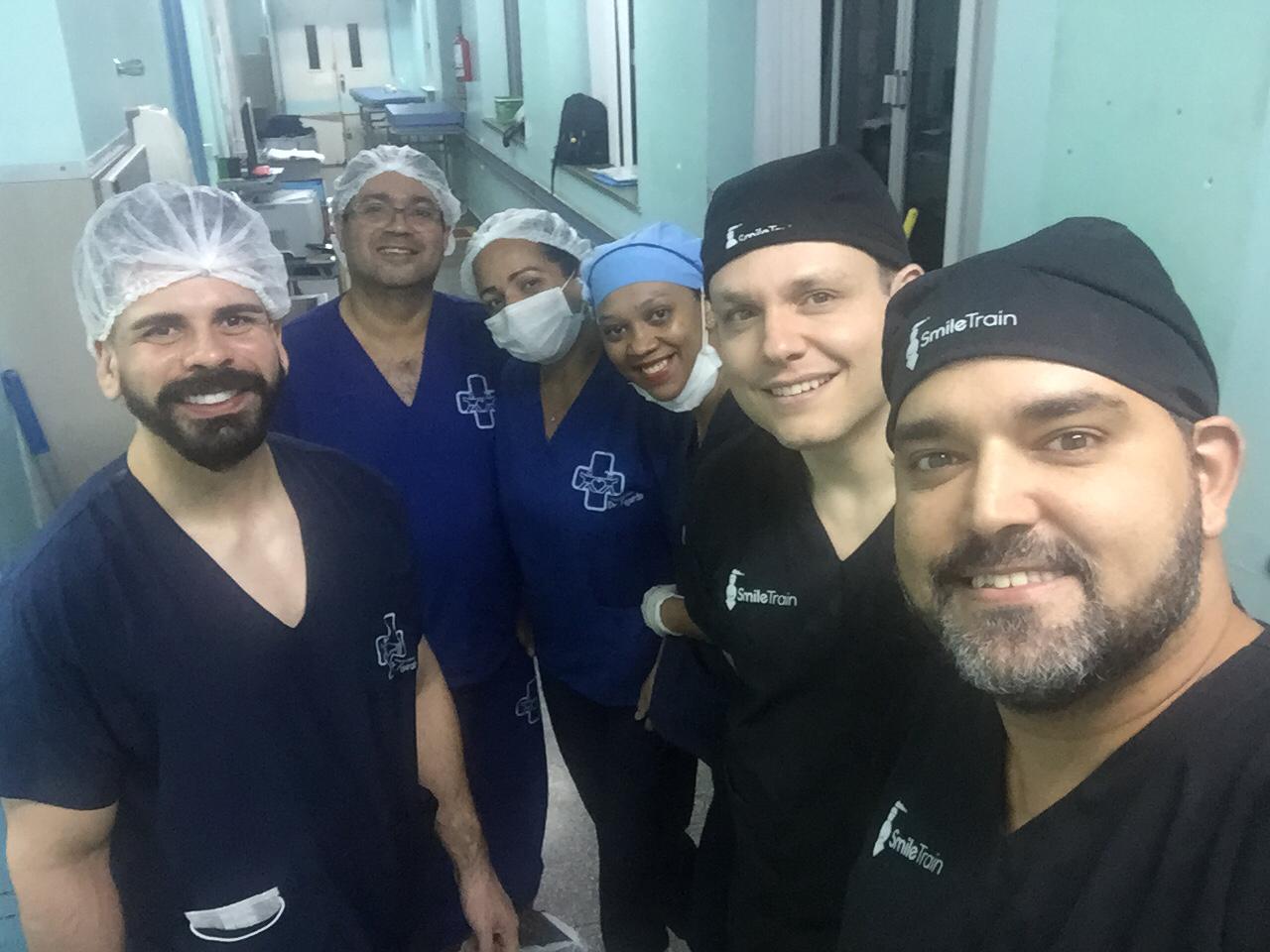 Equipe que realizou as cirurgias  de pacientes com fissuras lábio palatinas